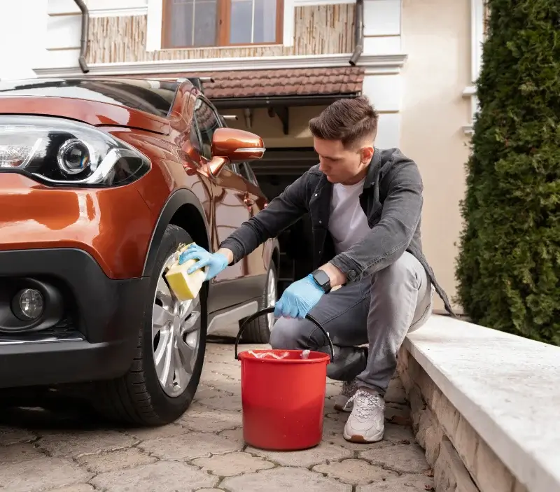 Lavage auto à domicile Planès : professionnel intervenant sur un véhicule